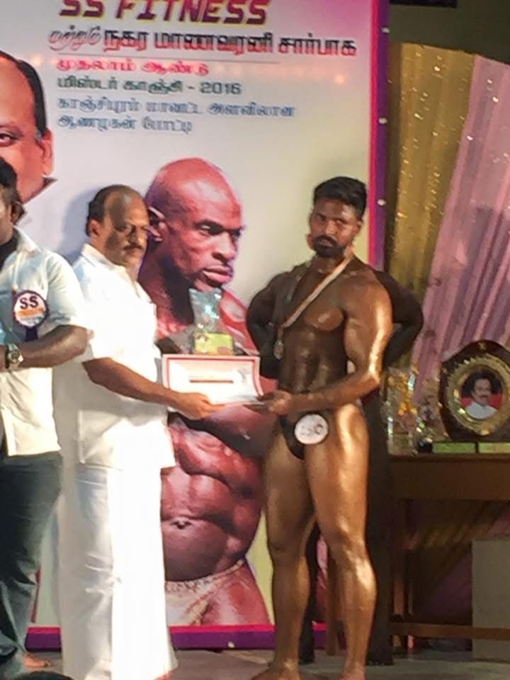 Parthiban Selvam receiving the Mister Kanchi 2016 bodybuilding award at SS Fitness